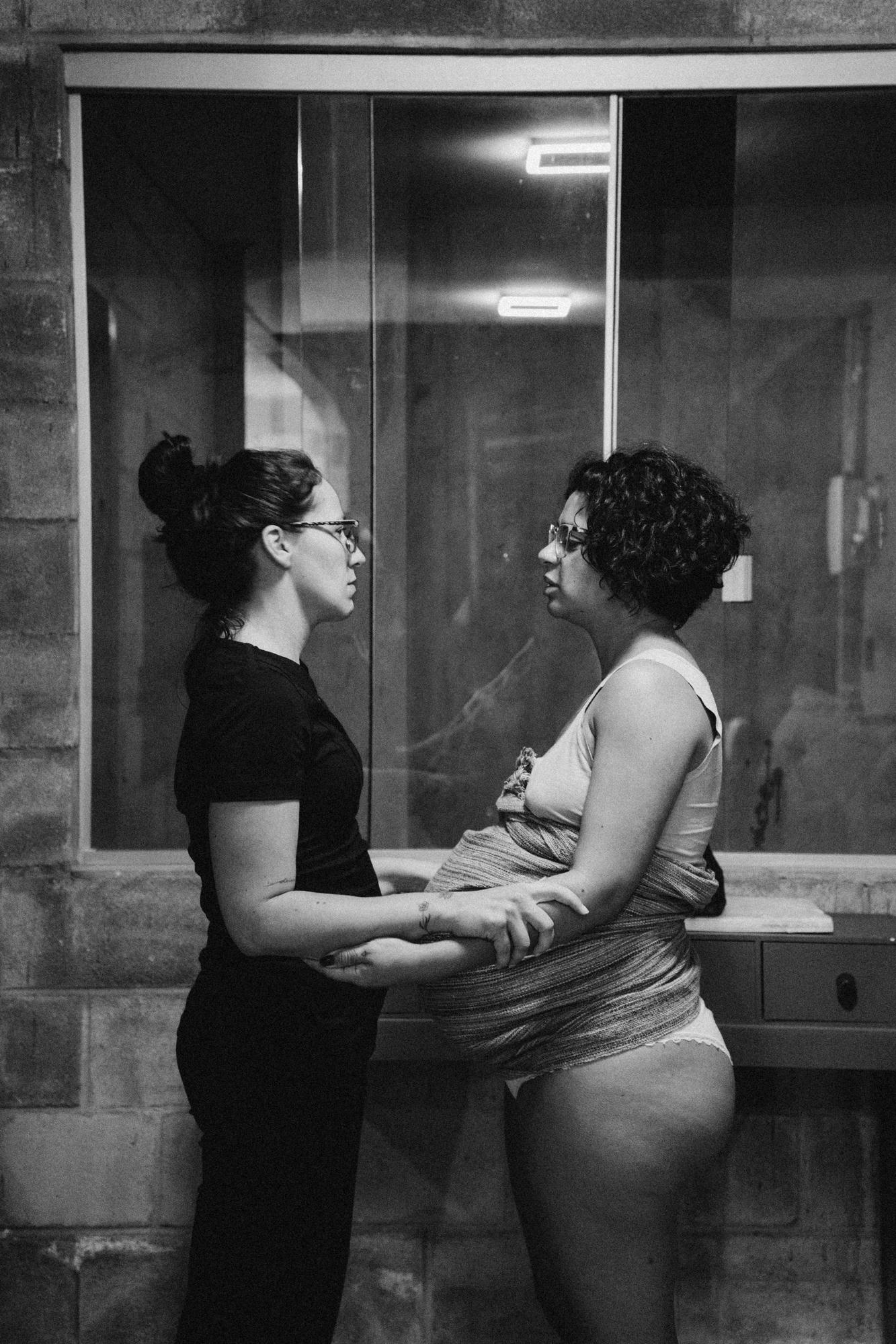 Bruna e paciente frente a frente durante o trabalho de parto