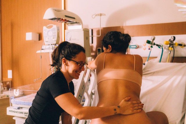 Apoio físico e emocional durante o trabalho de parto no hospital